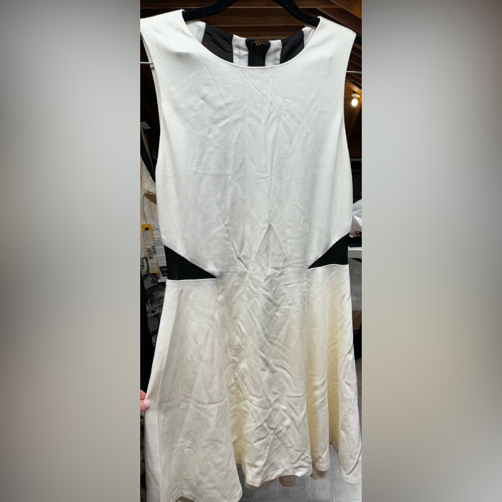 Alice + Olivia NWT Sleeveless Lace Dress - Picture 2 of 10